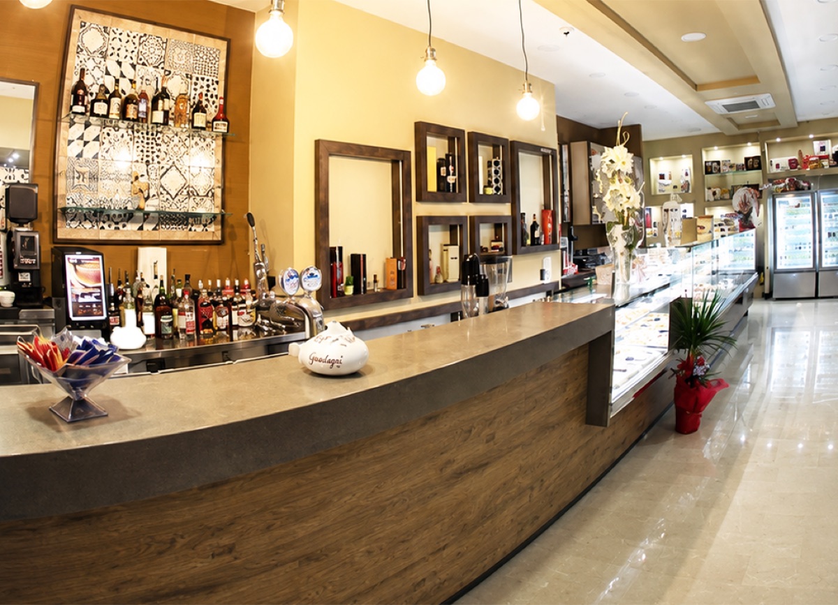 Il banco e gli interni reali della Pasticceria Guadagni